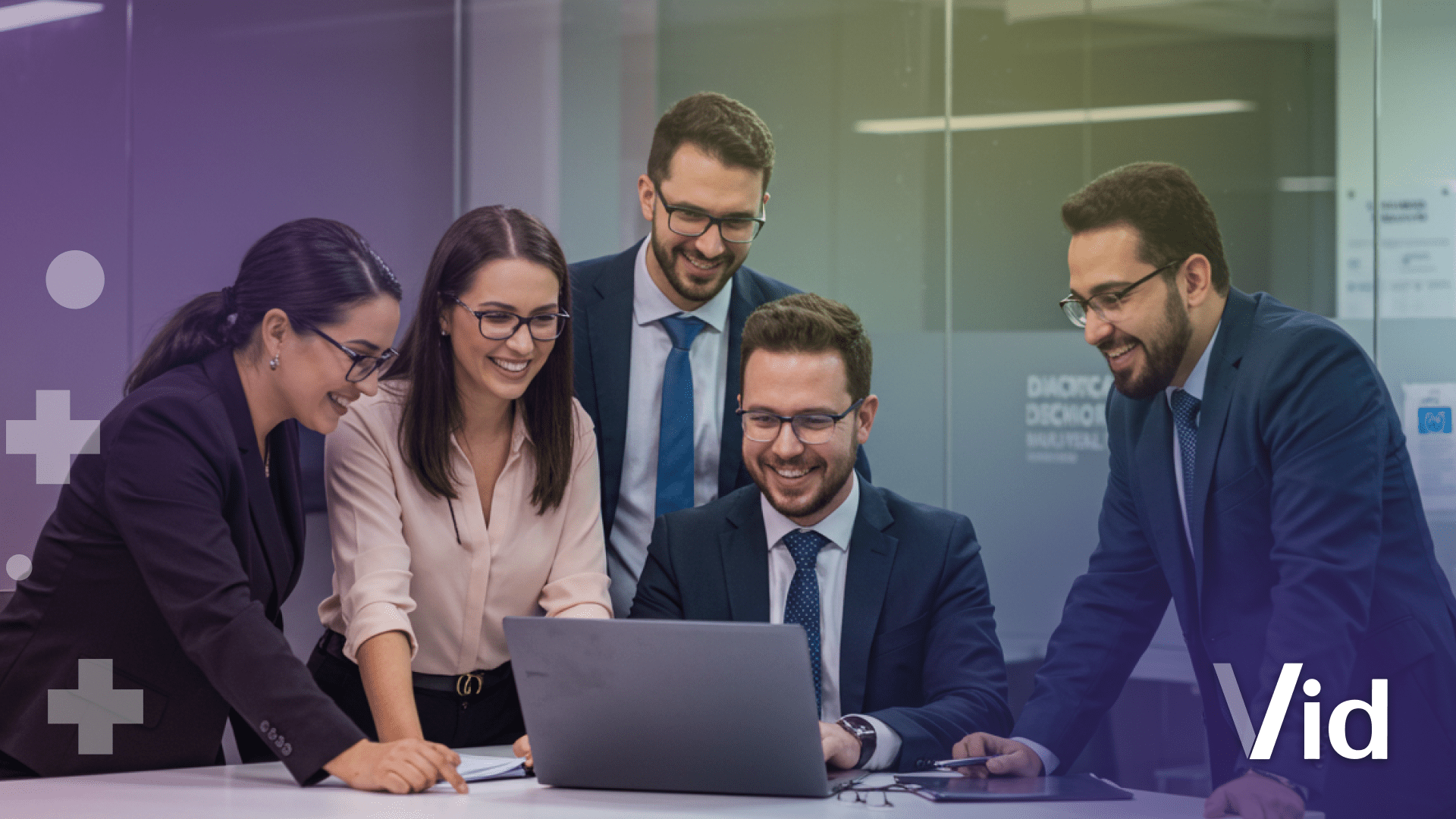 Equipe diversa e saudável em escritório moderno. Check-ups de rotina para empresas: invista na saúde dos seus colaboradores.